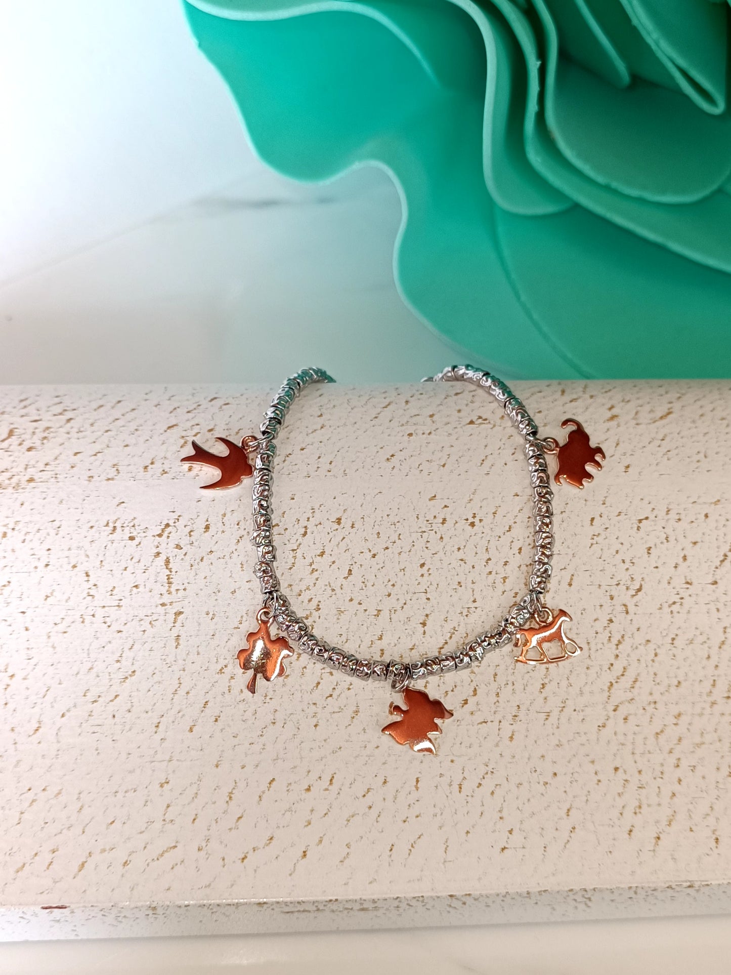 Bracciale stile Dodo in argento 925 con charms placcato oro rosa e chiusura moschettone.